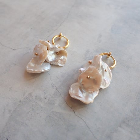 Flat pearl earring - E202