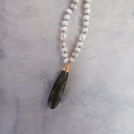 white magnesite × labradorite necklace - N95