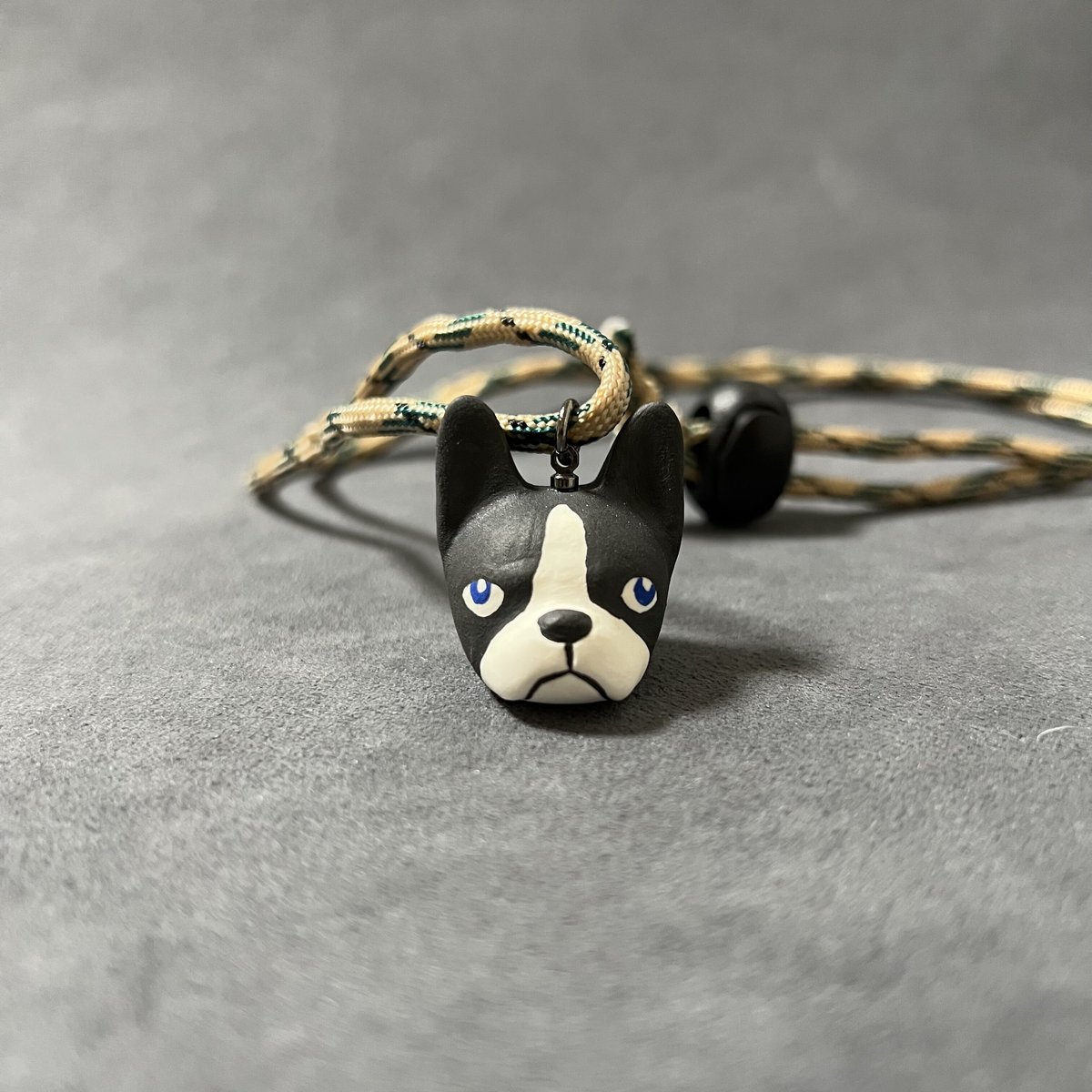 お顔のネックレス ボストンテリア 青目 | かるた商店 