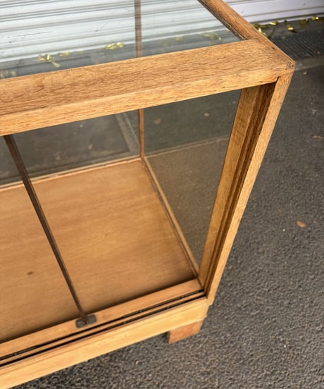 09-DS312023 UK Glass Showcase Oak