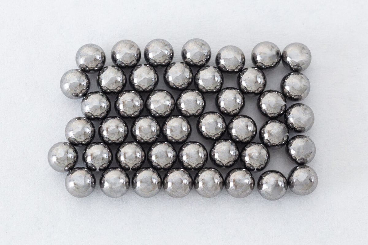 玉鋼、約６５２グラム たたらの炎から生まれた「玉鋼」のアクセサリー！ 複雑な結晶の