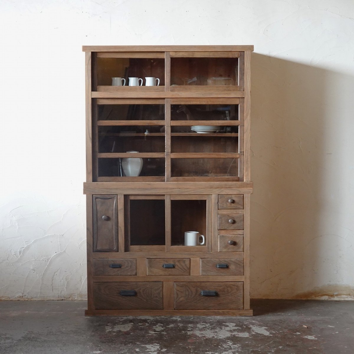 古い大きなガラス戸棚 古い大きなガラス戸棚 ラフジュ工房オリジナル 古い建具を活かし