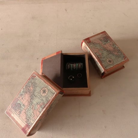 本型小物入れ