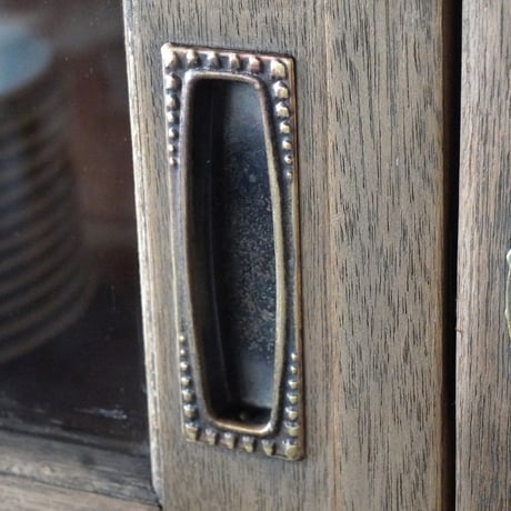 大きなガラス戸棚