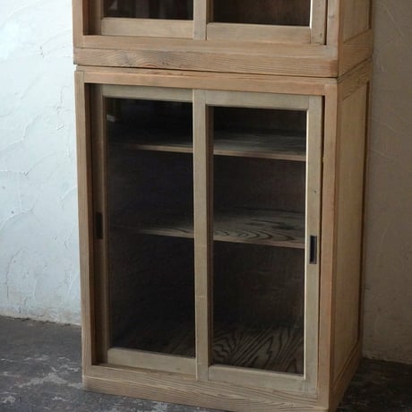 ガラス戸棚2段