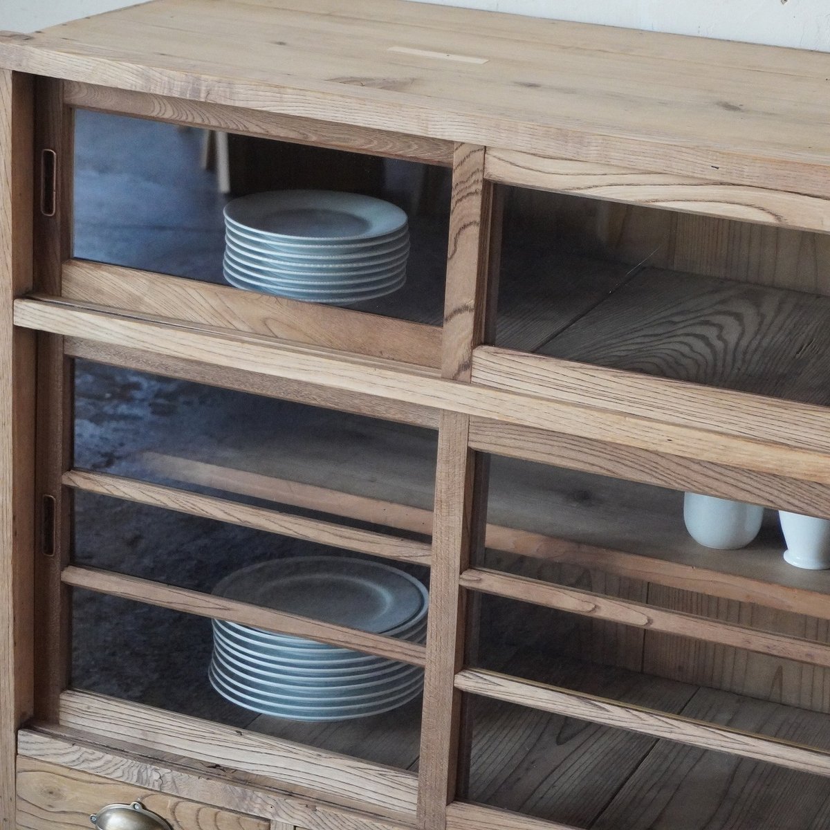 ガラス引き戸棚【総無垢材】 91e23c49aca2632a307a73fb328556