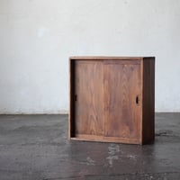 小さな板戸棚