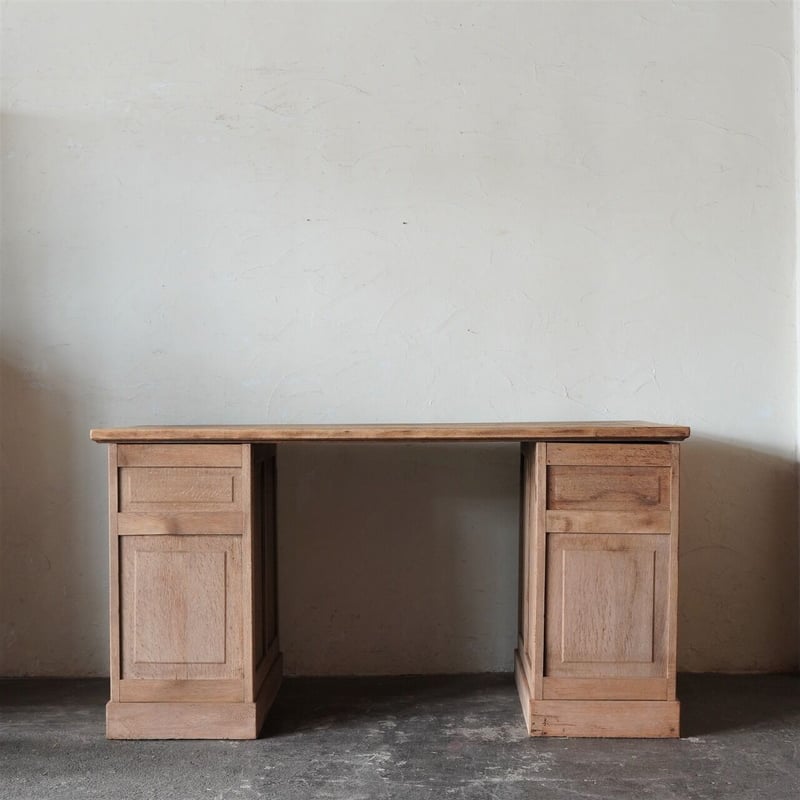 古い　木製　大きな机　昔　広い　作業 古い 木製 大きな机 昔 広い 作業