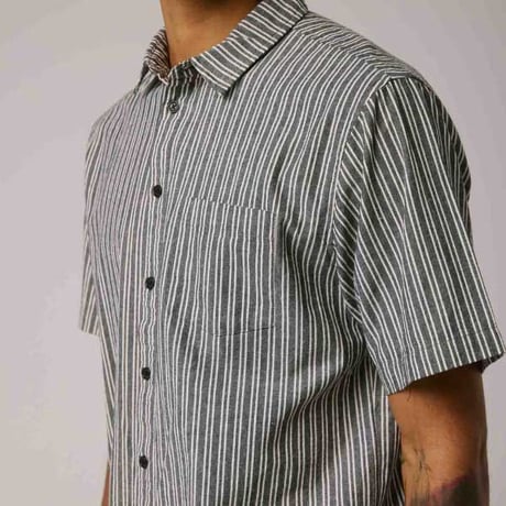 FORMER シャツ 半袖 フォーマー グレー系 ストライプ　REYNOLDS STRIPE SS SHIRT（BLACK）