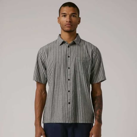 FORMER シャツ 半袖 フォーマー グレー系 ストライプ　REYNOLDS STRIPE SS SHIRT（BLACK）