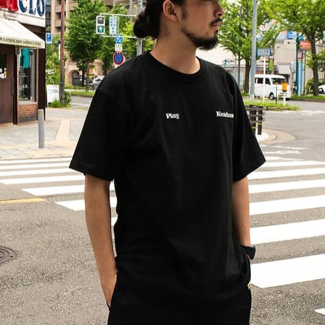 SALE PLAYDESIGN Tシャツ　PO1 FRIDAY BECAME PLAYDAYS TEE （BLACK） 半袖 メンズ コラボ プレイ プレイデザイン