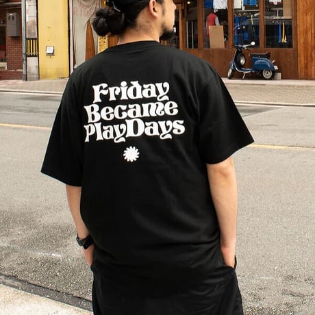 SALE PLAYDESIGN Tシャツ　PO1 FRIDAY BECAME PLAYDAYS TEE （BLACK） 半袖 メンズ コラボ プレイ プレイデザイン