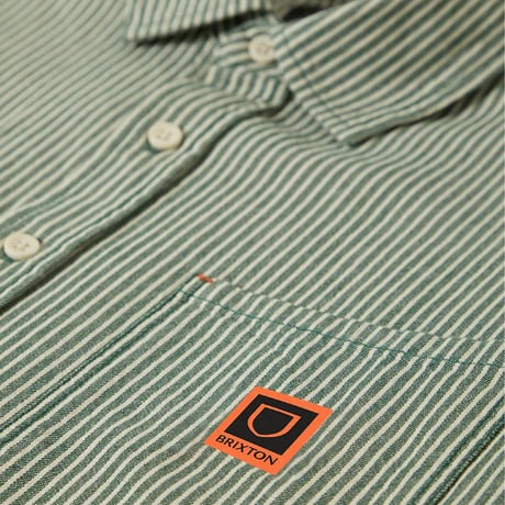 BRIXTON シャツ 半袖 ブリクストン メンズ グリーン　ASSEMBLY S/S WOVEN SHIRT （PINE NEEDLE/WHITE CAP）
