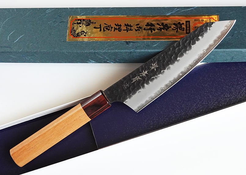 CA011 堺孝行 青紙スーパー黒槌目 剣型三徳包丁 16cm | ビエント CA011 堺孝行 青紙スーパー黒槌目 剣型三徳包丁 16cm | ビエント