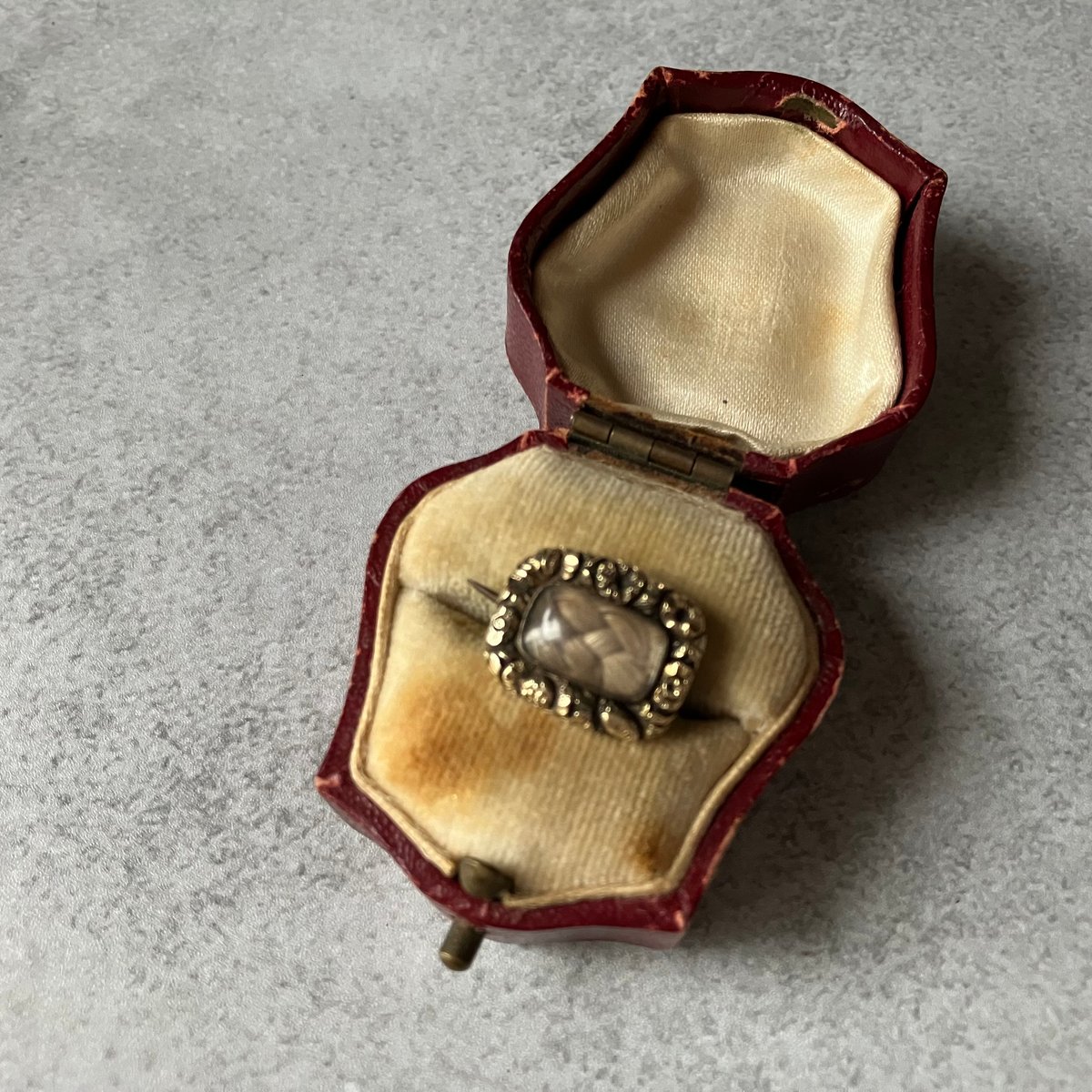 アンティーク モーニングジュエリー ブローチ 遺髪 訳あり 英国アンティーク モーニングジュエリー ブローチ オーバル 遺髪