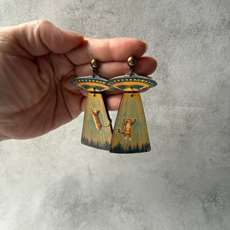146 クラフト 木製ピアス 「UFOキャット」