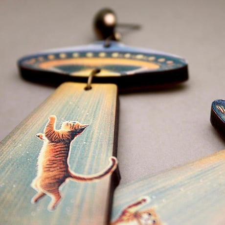 146 クラフト 木製ピアス 「UFOキャット」