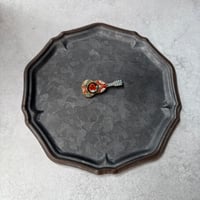 187 ヴィンテージ　カンタービレ・モザイク – 花咲くギターブローチ
