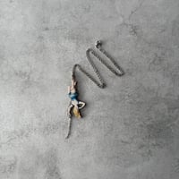 189 クラフト　木製ジュエリー　UPSIDE DOWN – 空中ブランコのアクロバットネックレス