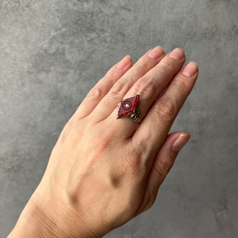 020 アンティーク 魔女の手元に宿る赤 – チェコガラスリング | 134