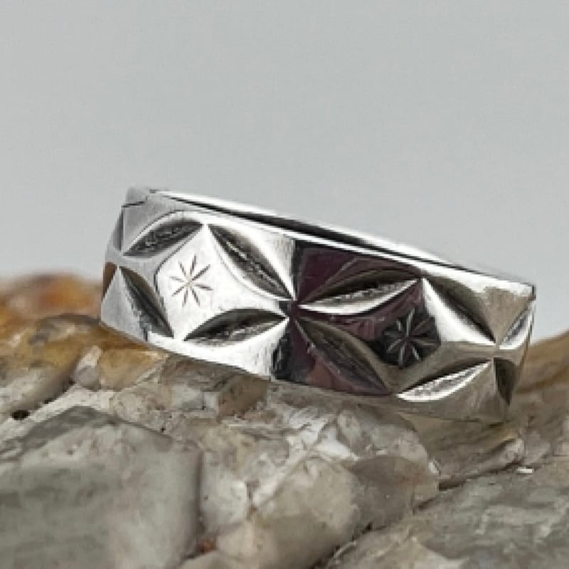 050 ヴィンテージ 「星型が彫刻された」シルバーリング | 134 oldbeauty