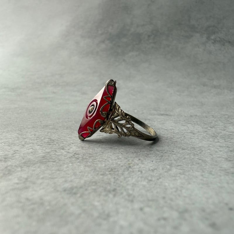 020 アンティーク 魔女の手元に宿る赤 – チェコガラスリング | 134