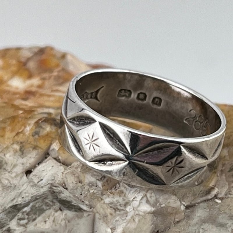 050 ヴィンテージ 「星型が彫刻された」シルバーリング | 134 oldbeauty