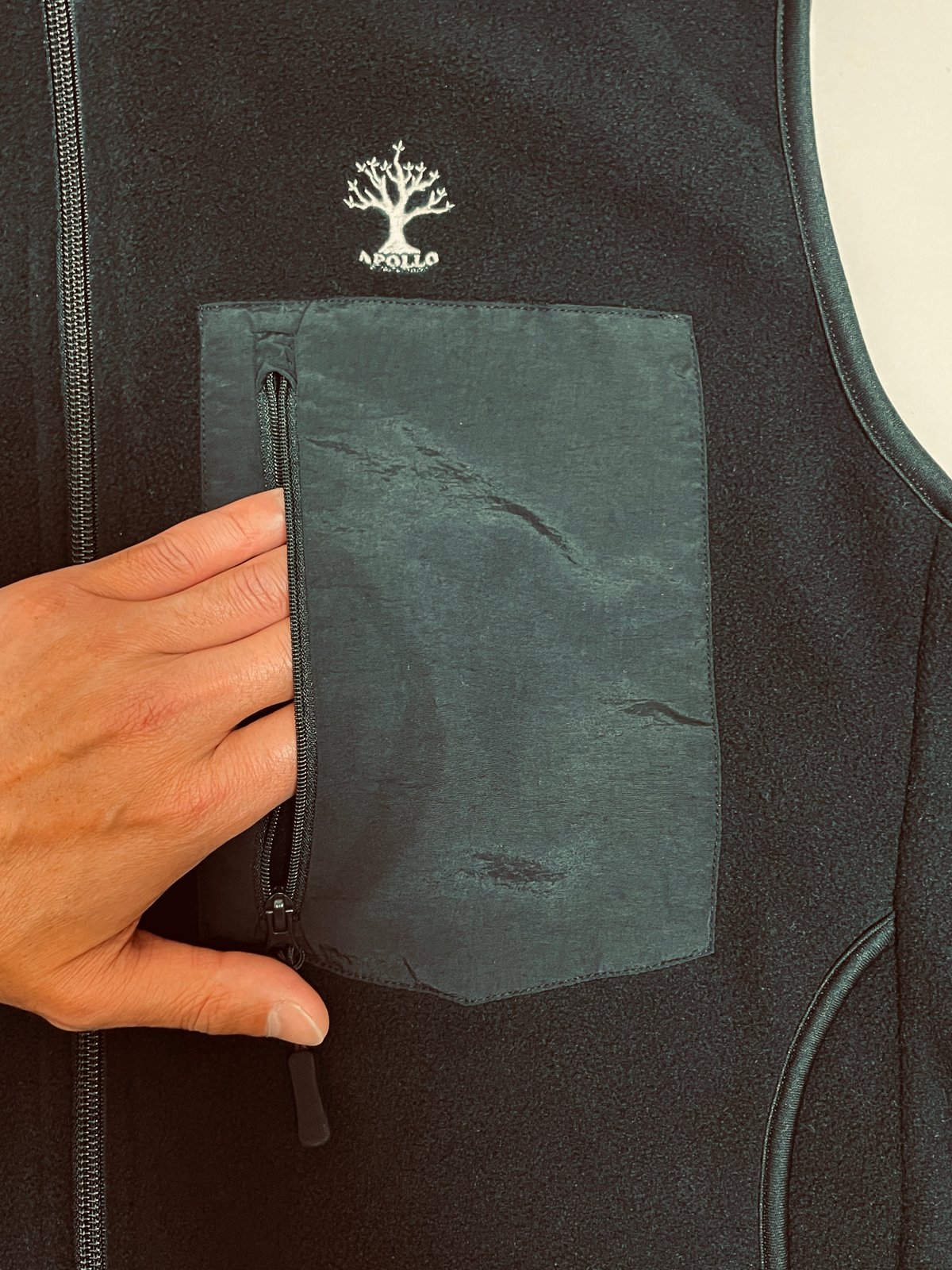 カネノナルキ🌳 刺繍ロゴ アポロマイクロフリース ベスト | A STUDIO カネノナルキ🌳 刺繍ロゴ アポロマイクロフリース ベスト | A STUDIO