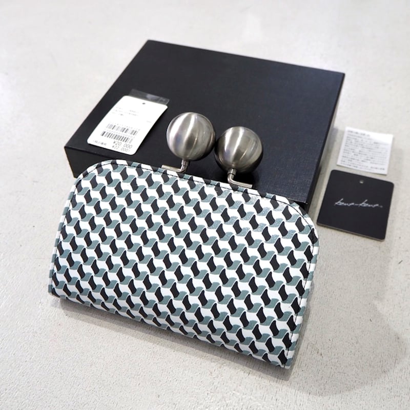 新品 定価22000円 カワカワ 本革 レザー 幾何学柄 ビック がま口 新品 定価22000円 カワカワ 本革 レザー 幾何学柄 ビック がま口