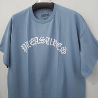 新品 定価11880円 プレジャーズ オールドイングリッシュ ロゴ プリント Tシャツ くすみ ブルー 青 白 メンズ XL
