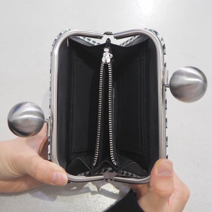 新品 定価22000円 カワカワ 本革 レザー 幾何学柄 ビック がま口 新品 定価22000円 カワカワ 本革 レザー 幾何学柄 ビック がま口