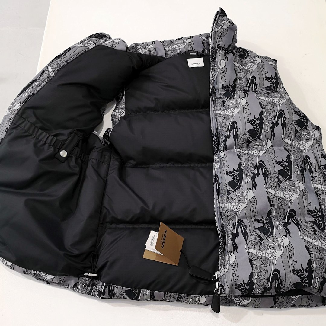 新品 定価324500円 バーバリー リカルドティッシ リアル ダウンベスト 新品 定価324500円 バーバリー リカルドティッシ リアル ダウン
