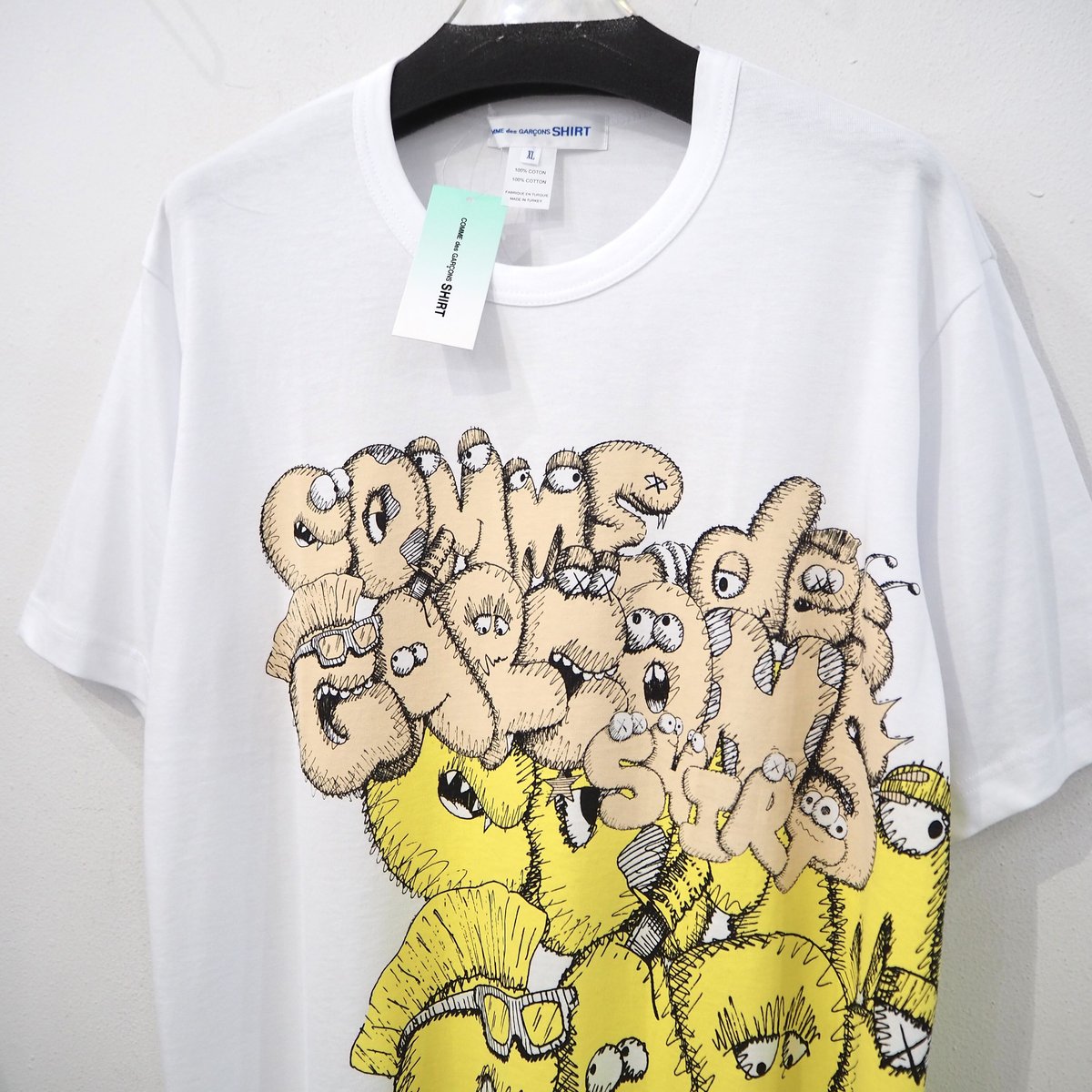 新品 正規品 コムデギャルソン シャツ × カウズ 21AW プリント Tシャツ ホワイト 白 イエロー メンズ XL L