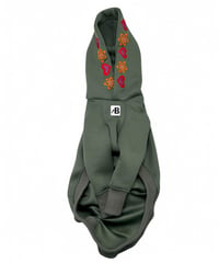 顔まわりに花とハートを添えて〜Khaki〜