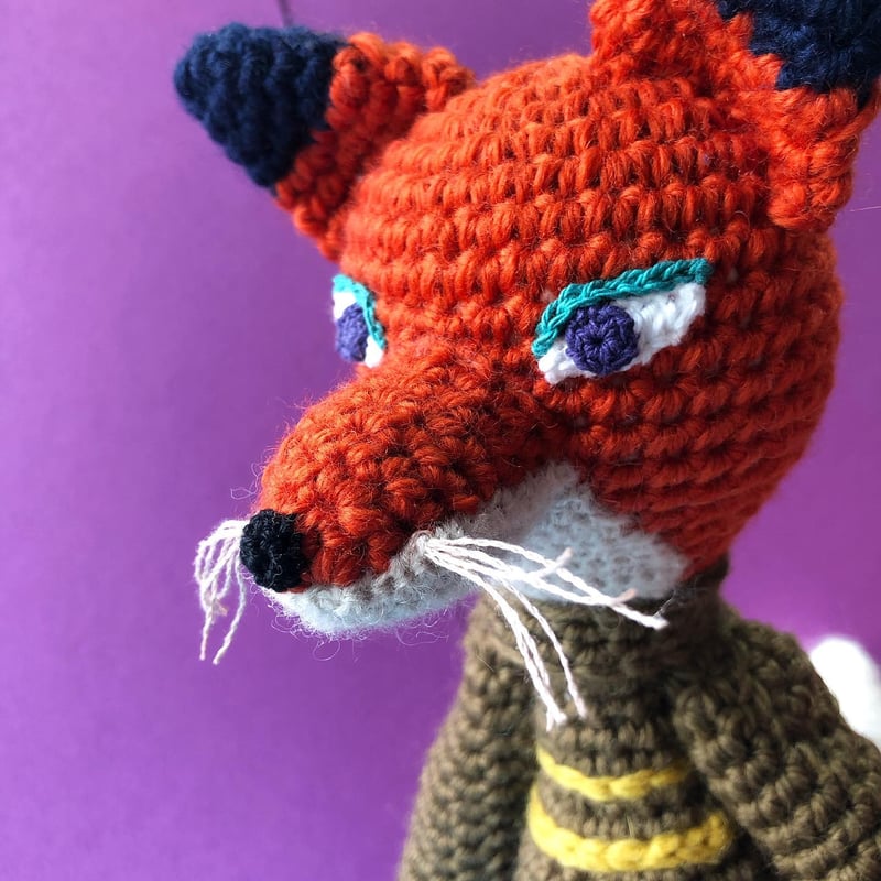 あみぐるみ カーキ色のセーターを着たキツネ | upu:cica