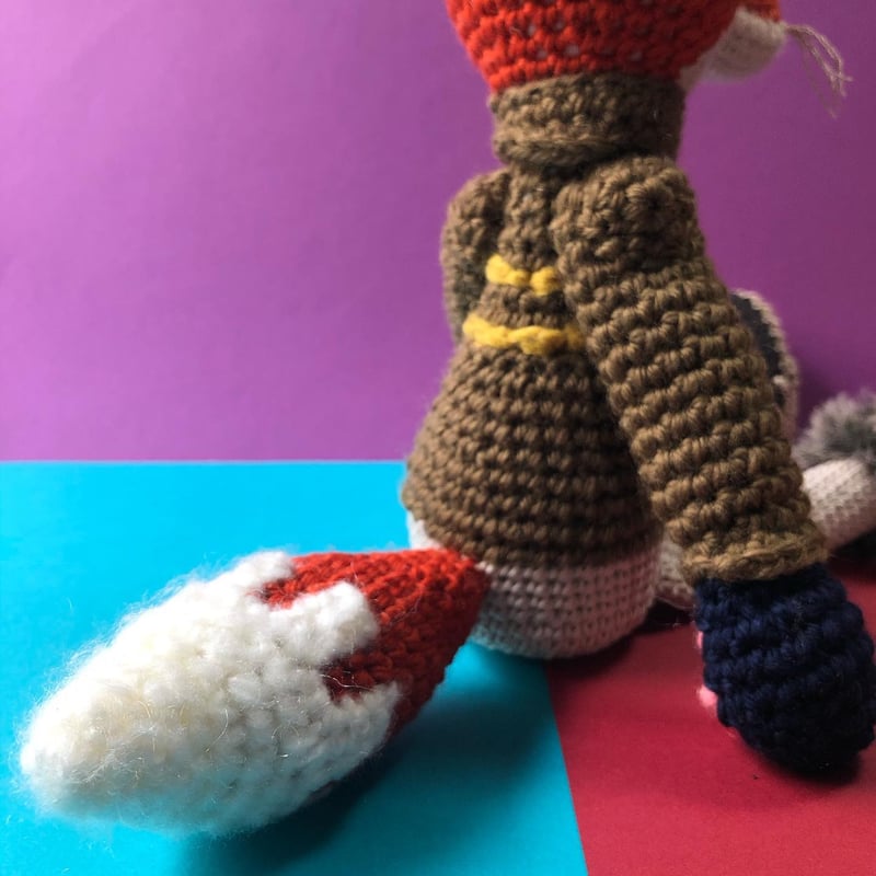 あみぐるみ カーキ色のセーターを着たキツネ | upu:cica