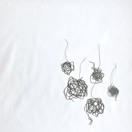 糸屑の切り絵のオーナメント
