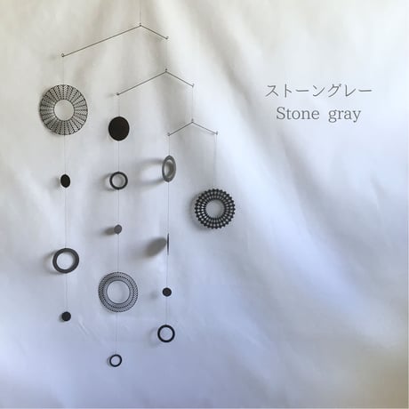 模様リースと円形のモビール