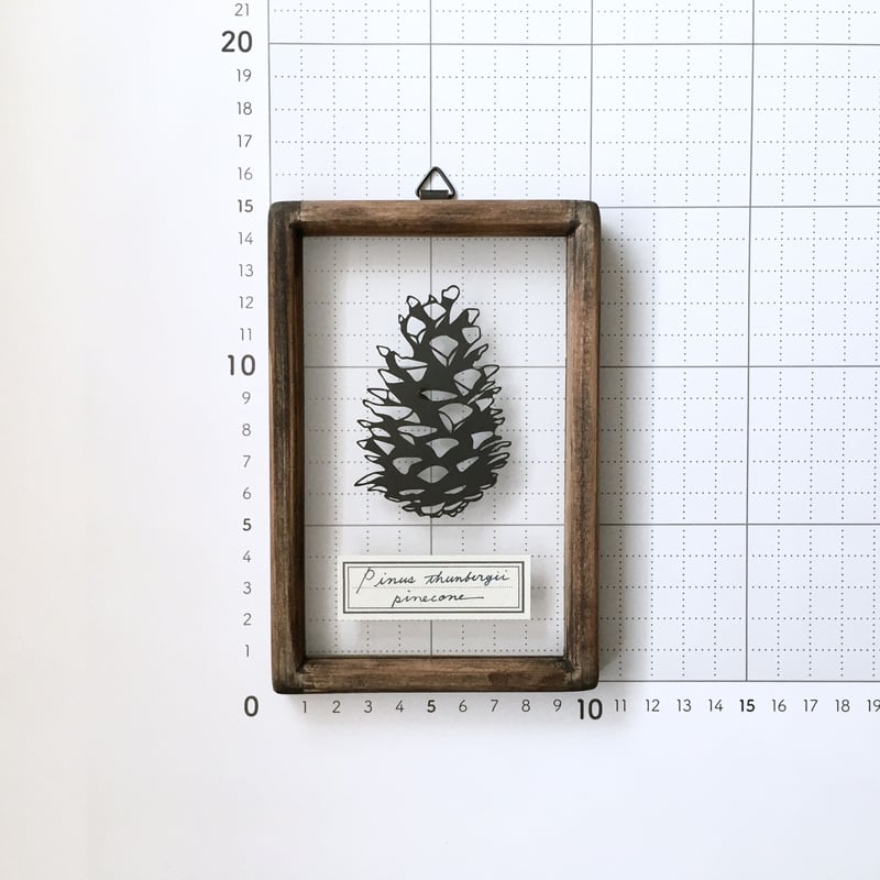 松ぼっくりの切り絵フレーム | こえだ社