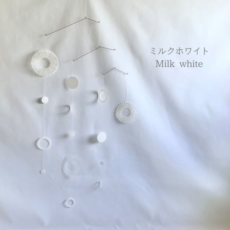 模様リースと円形のモビール