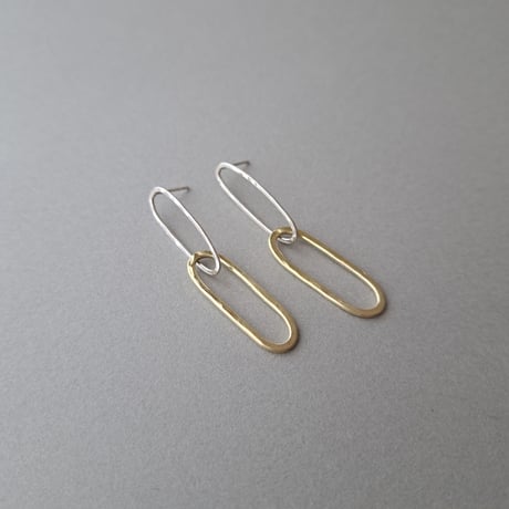 真鍮と銀を楕円形にして繋げたピアス