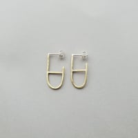 Aを逆にしたようなピアス