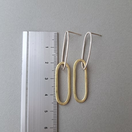 真鍮と銀を楕円形にして繋げたピアス