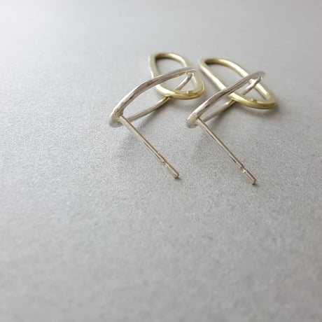 真鍮と銀を楕円形にして繋げたピアス