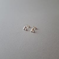 さんかくの銀のピアス