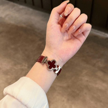 【N728】アップル ウォッチ レザー バンド 四葉のクローバー apple watch Series11/SE3対応 バンド かわいい 女性