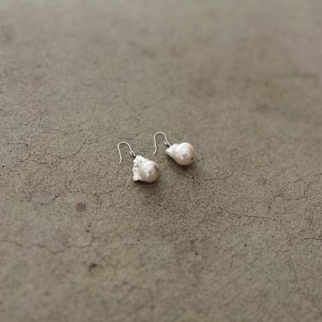Baroque pearl earrings