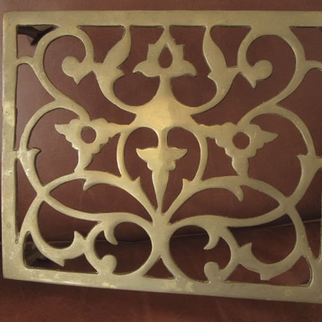 イギリスヴィンテージ アラベスク模様の真鍮スタンド