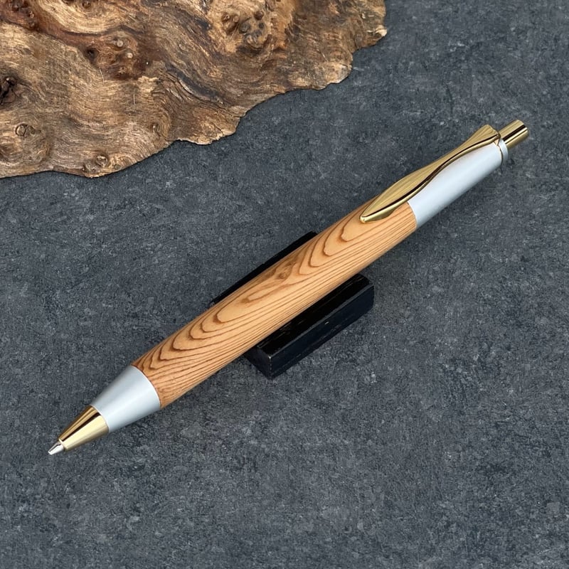 WHITE SINPEN 屋久杉 / 2つの内部機構を持つ新感覚の木軸ペン【約23g
