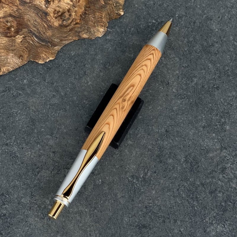 WHITE SINPEN 屋久杉 / 2つの内部機構を持つ新感覚の木軸ペン【約23g